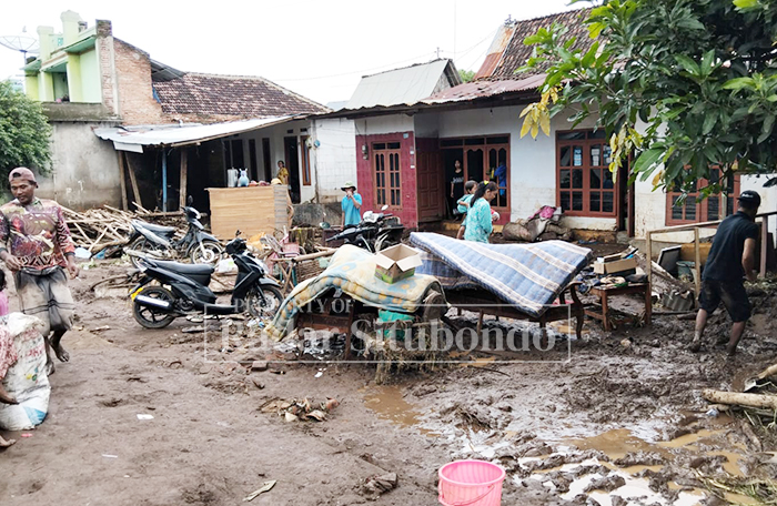 Banjir bandang akibat cuaca ekstrem berupa hujan deras melanda lima kecamatan di Kabupaten Situbondo, Rabu (21/1) sore.