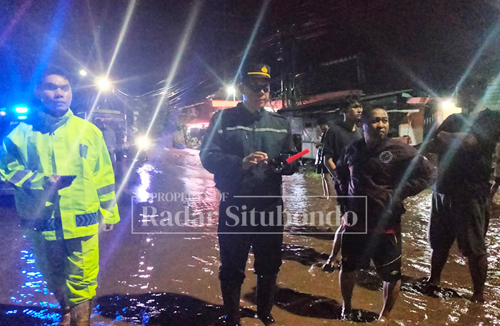PATROLI BANJIR: Anggota Polsek Banyuglugur memantau kemacetan jalur pantura di Dusun Kembangsambi, Desa Pasir Putih, Kecamatan Bungatan, Kamis dini hari (22/1).