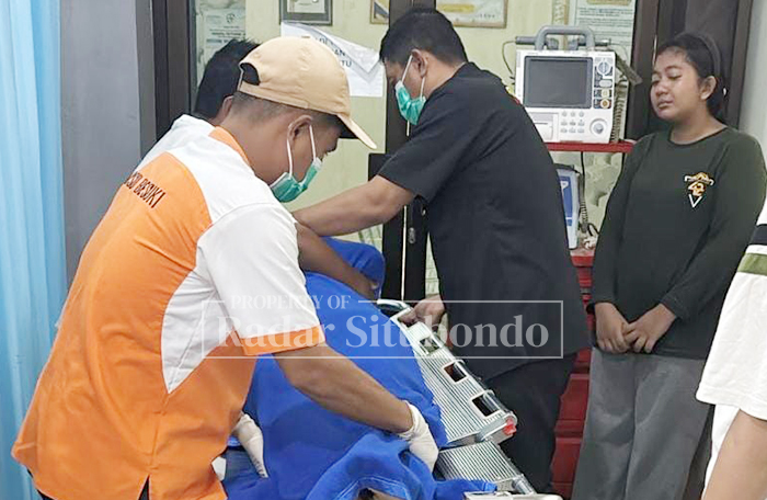 KORBAN BANJIR: Adinda Putri Rahayu, 17, dan Abdul Wahed, 45, warga Desa/Kecamatan Besuki, di Puskesmas Besuki, Rabu malam (21/1).