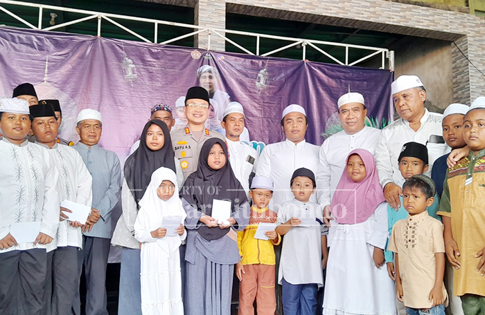 SUKA RIA: Kapolres Situbondo, AKBP Bayu Anuwar Sidiqie (tengah) dan H. Hijir Ismail (tiga dari kanan) foto bersama dengan anak yatim di Markas Palopor, Desa Gebangan, Kecamatan Kapongan.
