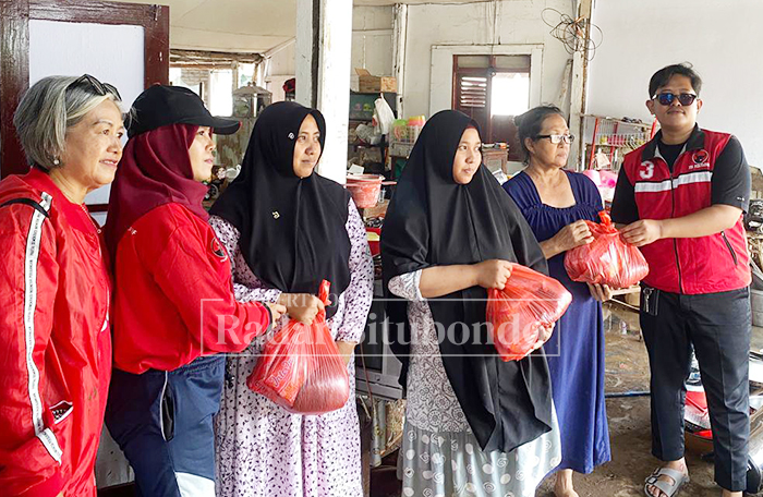 DPC PDI Perjuangan Kabupaten Situbondo melaksanakan kegiatan bakti sosial di Kecamatan Banyuglugur di lokasi yang terdampak bencana banjir bandang, Jumat, (23/01).