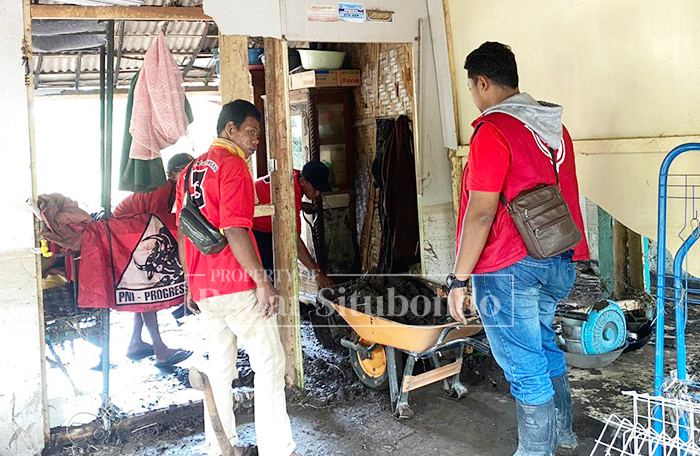 DPC PDI Perjuangan Kabupaten Situbondo melaksanakan kegiatan bakti sosial di Kecamatan Banyuglugur di lokasi yang terdampak bencana banjir bandang, Jumat, (23/01).