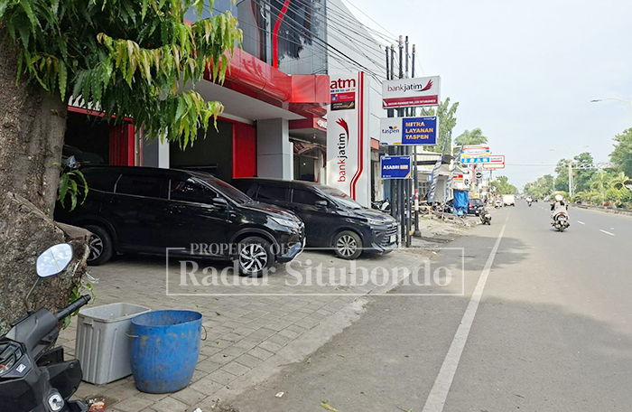 RUSAK FASILITAS UMUM: Dua mobil parkir di trotoar depan Kantor Bank Jatim Cabang Situbondo, Jalan Basuki Rahmat, Kecamatan Panji, belum lama ini.