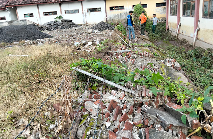 AMBRUK: Pagar Sekolah Menengah Pertama Negeri (SMPN) 1 Kecamatan Banyuglugur roboh akibat banjir bandang, Sabtu (24/1).