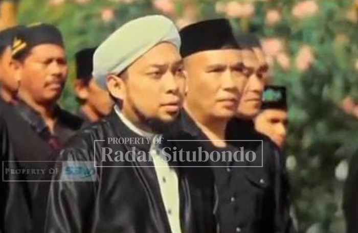 KETUA PALOPOR: H. Hijir Ismail (kanan) mengawal Kiai Azaim Ibrahimy dalam sebuah kesempatan.