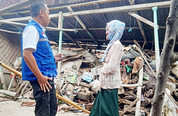 ROBOH: Rumah salah satu warga terdampak banjir bandang di Kecamatan Besuki, Situbondo, Rabu (21/1).