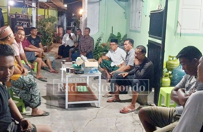 BIKIN RESAH: Puluhan warga menutup akses jalan di selah satu gang kecil Kabupaten Situbondo, Minggu malam (25/1).