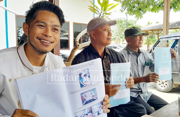 CARI KEADILAN: Yason Silvanus kuasa hukum Rebus Susanto membeberkan bukti laporan koorporasi pemberangkatan umrah rombongan PCNU Situbondo, Senin (26/1).