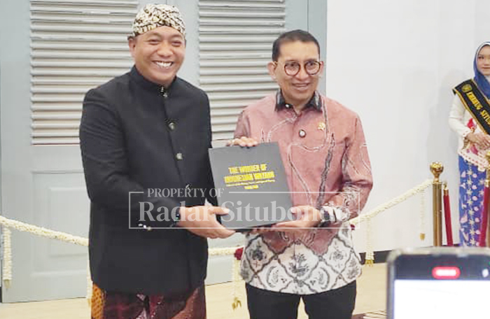 MOMEN BERSEJARAH: Menteri Kebudayaan RI Fadli Zon menerima cendera mata dari Bupati Situbondo, Yusuf Rio Wahyu Prayogo usai peresmian gedung eks Kawedanan Besuki, Minggu (25/1) malam.