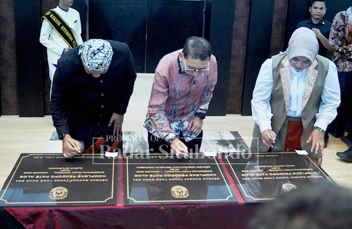 MOMEN SAKRAL: Menteri Kebudayaan RI Fadli Zon (tengah) bersama Bupati Situbondo, Yusuf Rio Wahyu Prayogo (kiri) dan Wakil Bupati Situbondo Ulfiyah (kanan) menandatangani peresmian Kawedanan Besuki.