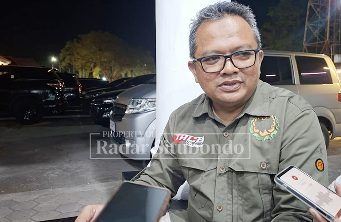 BAHAGIA: Salah satu Tim Ahli Cagar Budaya (TACB) tak kuasa menahan rasa haru saat Menteri Kebudayaan RI Fadli Zon menyatakan akan menjadikan eks Keresidenan Besuki sebagai museum cagar budaya.