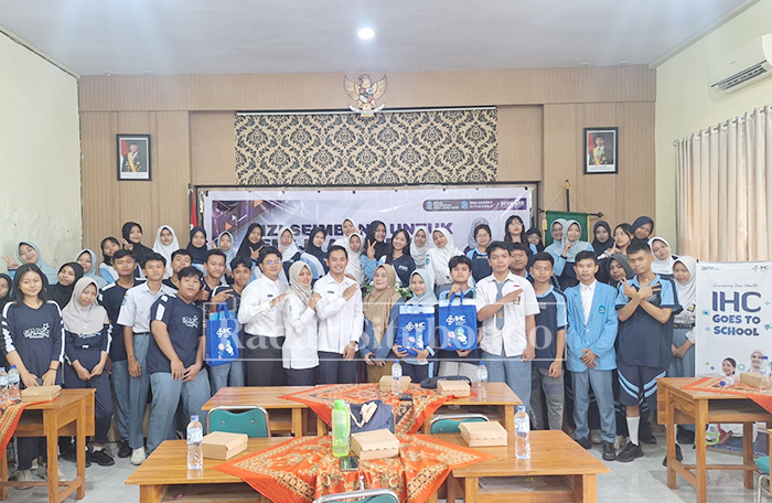 ABADIKAN MOMEN: Dokter IHC RS Elizabeth Situbondo dan siswa SMA Negeri 1 Situbondo foto bareng di Gedung AR SMA Negeri 1 Situbondo, Selasa (27/1).