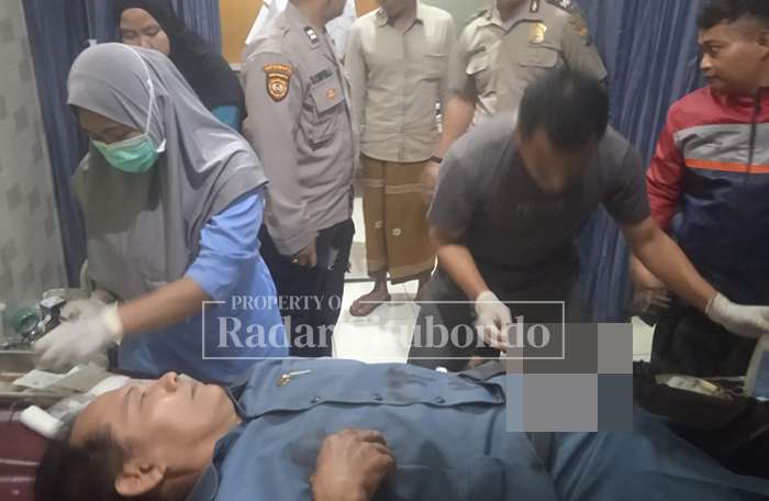 KORBAN PEMBACOKAN: Sanusi Amrin, Kepala Sekolah Dasar (SD) di Kecamatan Bungatan ditangani tim medis di Puskesmas Kecamatan Bungatan, Selasa (27/1).