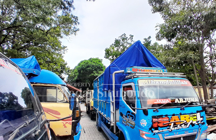 BARANG BUKTI: Truk angkutan solar diamankan di halaman belakang Mapolres Situbondo, Selasa (27/1).
