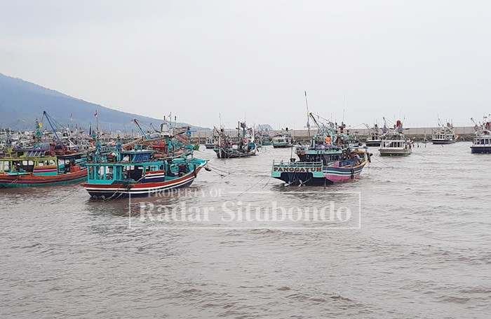 AKIBAT CUACA BURUK: Sejumlah kapal nelayan di Kecamatan Panarukan ditambatkan, tidak melaut karena cuaca masih ekstrem, rabu (28/1).