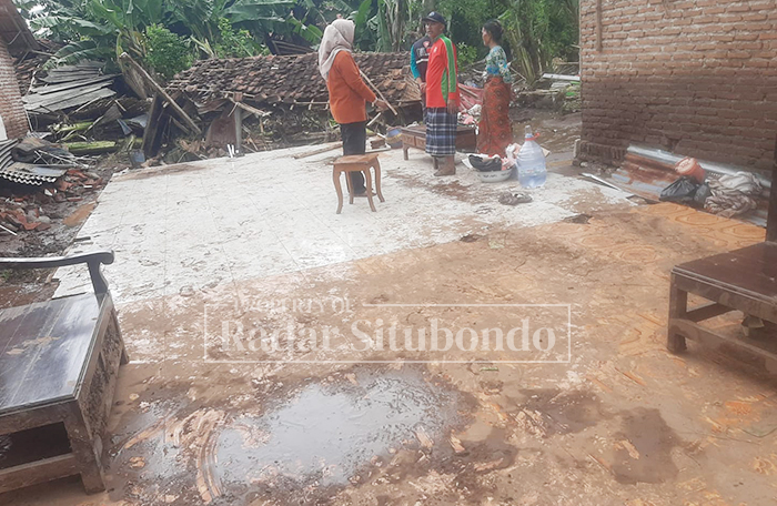 KORBAN BANJIR: Seorang warga Desa Kalianget, Kecamatan Banyuglugur, mengeluhkan gangguan kesehatan berupa gatal-gatal pada kulit, Selasa (27/1).