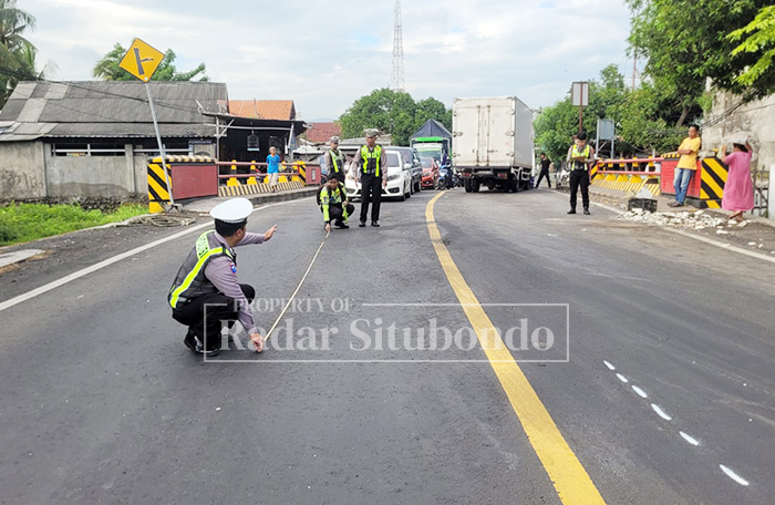 LAKA BERUNTUN: Anggota Kanitlaka Polres Situbondo melakukan olah TKP kecelakaan beruntun di Jalan Raya, Desa Kilensari, Kecamatan Panarukan, Rabu (28/1).