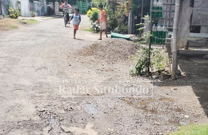 JALAN DESA: Sejumlah anak melintas di Jalan salah satu Dusun, Desa Kalimas, Kecamatan Besuki, Kamis (29/1).