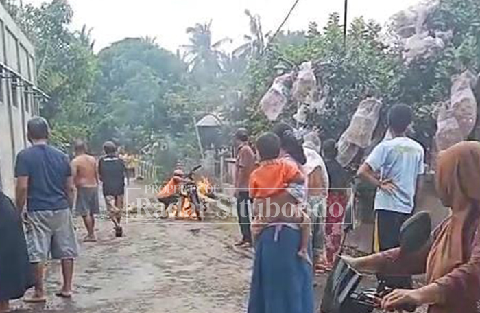 HEBOH: Sepeda motor yang terbakar di pinggir Jalan Desa Peleyan, Kecamatan Kapongan, menjadi tontonan warga, Kamis (29/1).