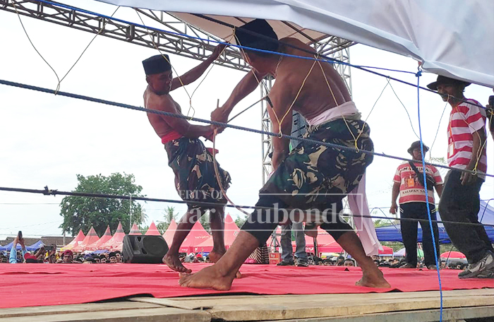 TRADISI DESA: Peserta ojhung unjuk ketangkasan di Desa Bugeman, Kecamatan Kendit, belum lama ini.