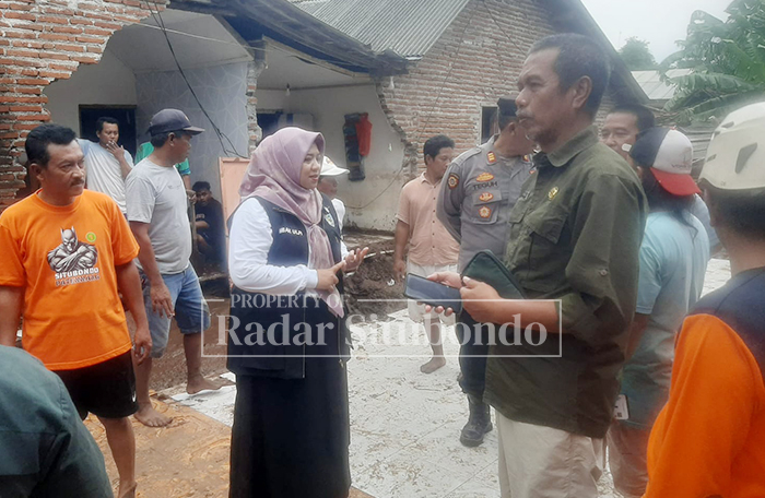 PEMULIHAN PASCA BANJIR: Kepala Pelaksana BPBD, Timbul Surjanto bersama Wakil Bupati Ulfiyah saat meninjau lokasi terdampak banjir bandang, belum lama ini.
