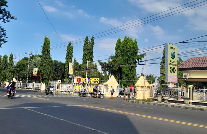 JAM KERJA: Sejumlah pengunjung melintas masuk di gerbang Mapolres Situbondo, Jumat (30/1).