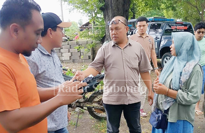RESPON CEPAT: Anggota Polres Situbondo meninjau lokasi pencurian uang Rp 130 juta di pinggir Jalan Raya, Kecamatan Arjasa, Kamis lalu (29/1).