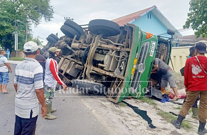 LAKA TUNGGAL: Truk Kontainer terbalik di Samping Puskesmas, Desa Wonorejo, Kecamatan Banyuputih, Minggu (1/2).