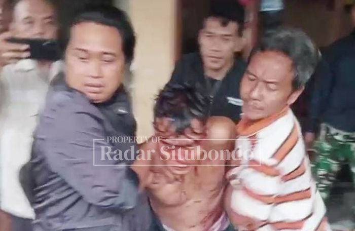 MENEGANGKAN: Anggota Resmob wilayah Besuki mengamankan pelaku pembacokan, di Desa Langkap, Kecamatan Besuki, Minggu (1/2).