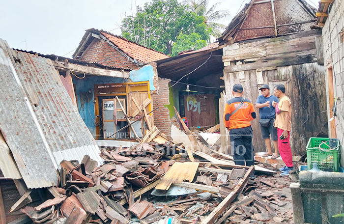 MENIMPA PEMILIK RUMAH: Badan Penanggulangan Bencana Daerah (BPBD) Kabupaten Situbondo saat meninjau lokasi kejadian yang menimpa tiga warga di Desa Tenggir, Kecamatan Panji, Situbondo, Sabtu (1/2).