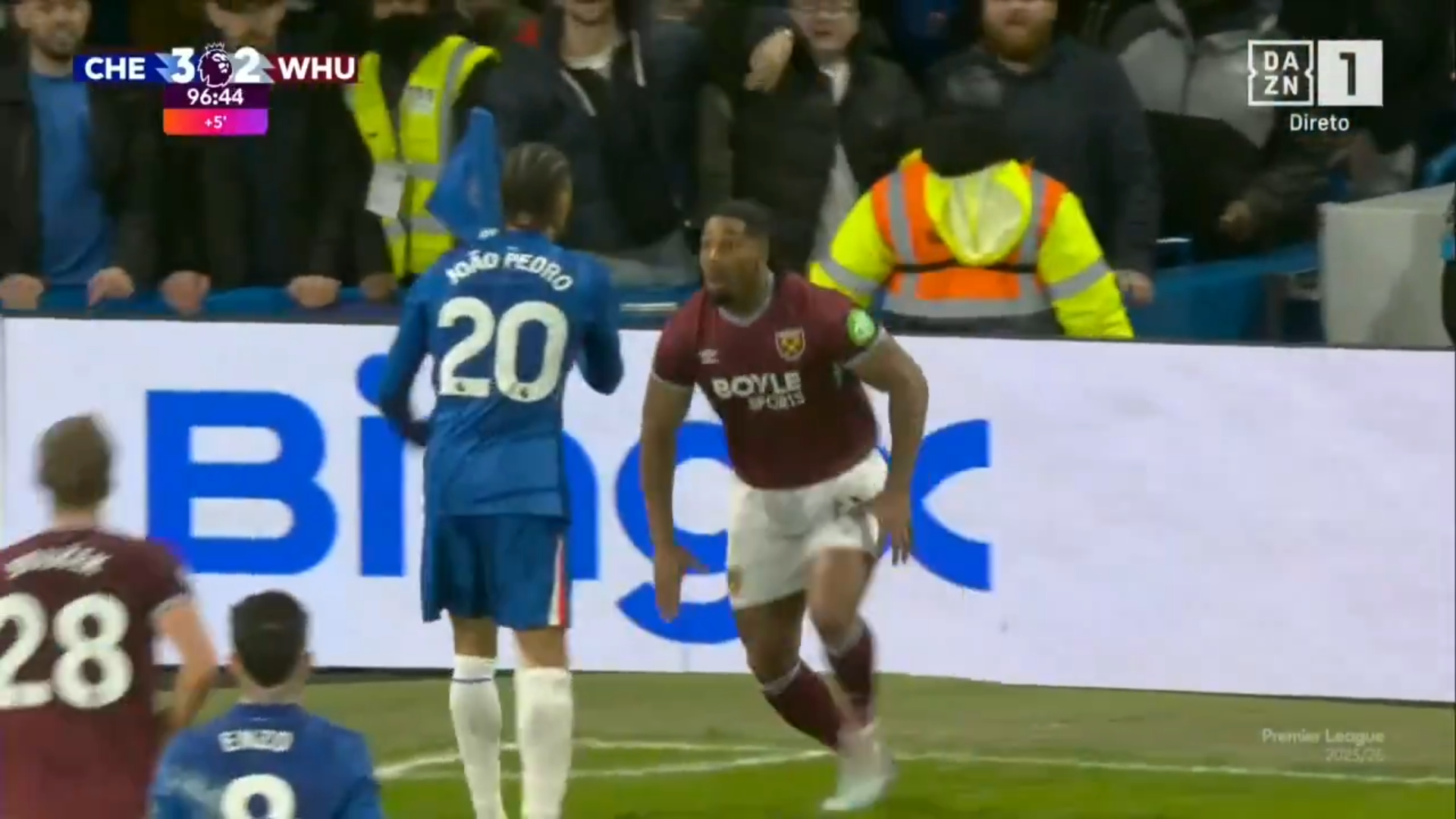 Joao Pedro mundur setelah mendorong Adama Traore (1/2).