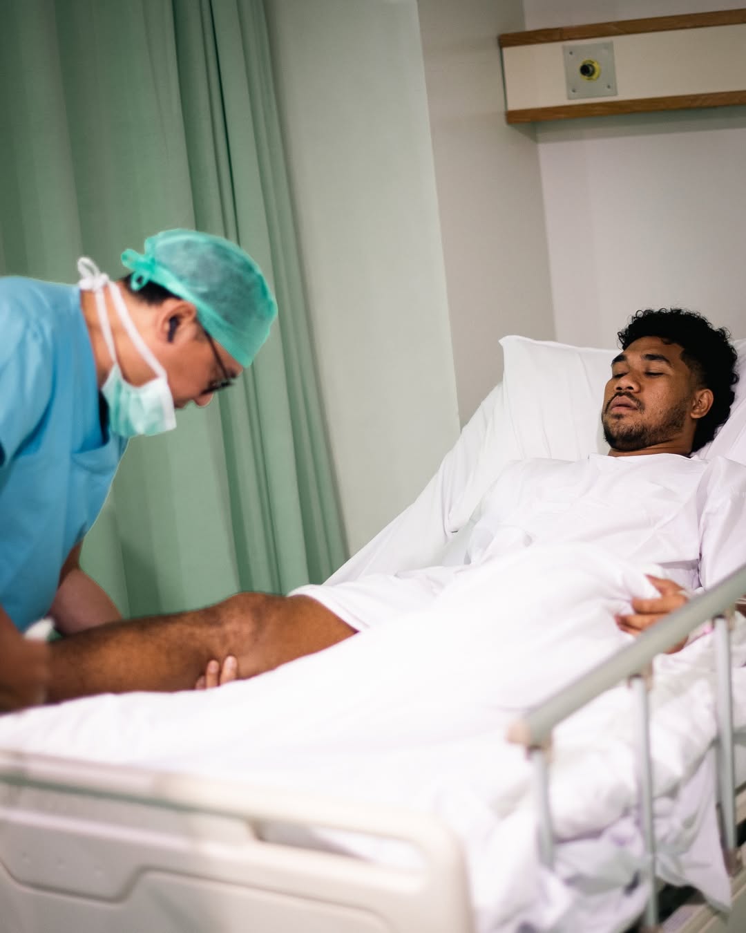 Evan Soumilena saat menjalani operasi meniscus.