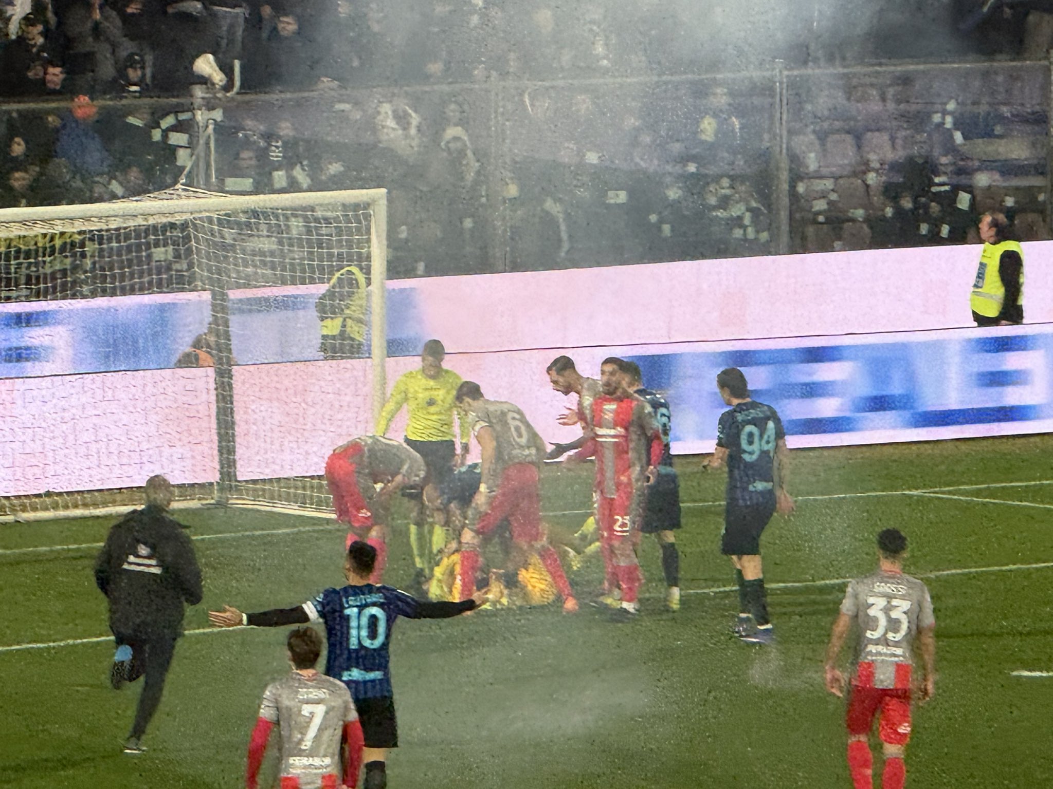 Emil Audero setelah terkena flare dari suporter Inter Milan (2/2).