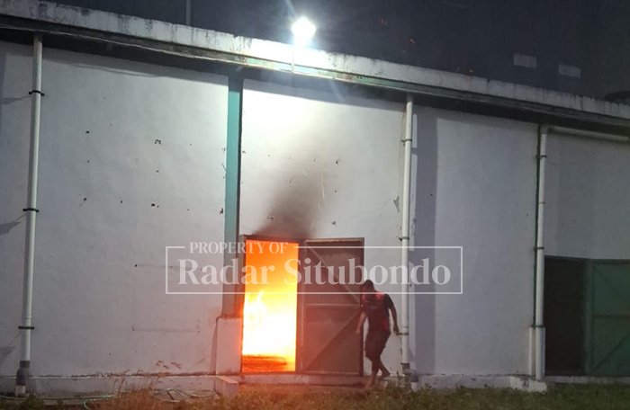 TERBAKAR: Petugas damkar Situbondo memadamkan api melalui pintu masuk pabrik penyimpanan kopi di Kampung Air Mancur, Desa Juglangan, Kecamatan Panji, Situbondo, Minggu (1/2) malam.