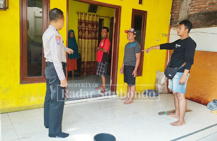 OLAH TKP: Anggota Polsek melakukan olah TKP di salah satu rumah warga Desa Langkap, Kecamatan Mlandingan, Senin (2/2).