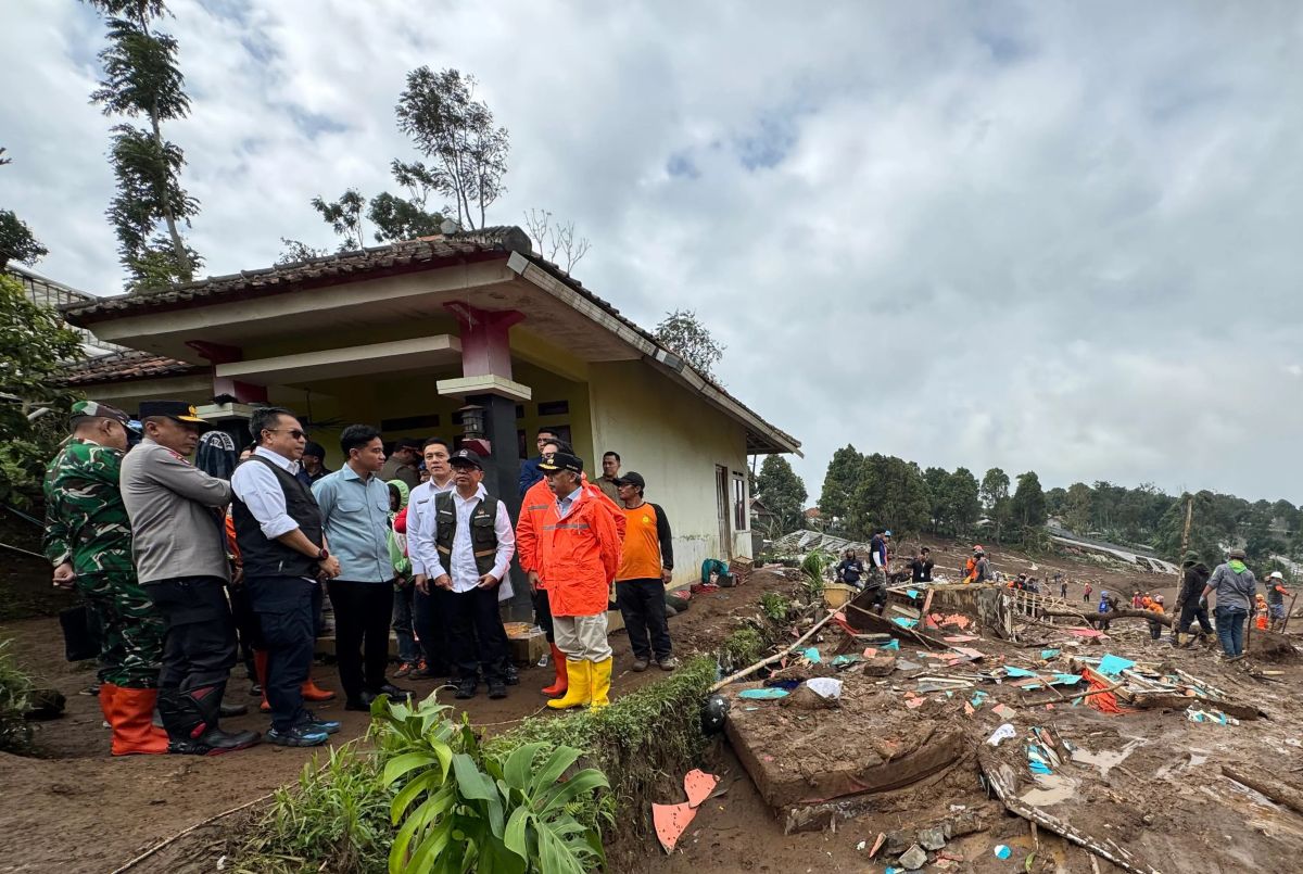 Wakil Presiden meninjau lokasi bencana banjir bandang dan tanah longsor di Cisarua (25/1).