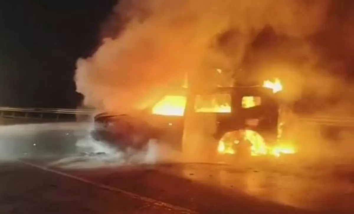 Mobil yang diduga SUV Jetour T2 terbakar habus di ruas Tol Jagorawi.