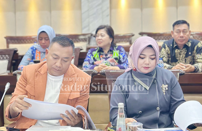 RAPAT DENGAR PENDAPAT: Bupati Situbondo bersama Wabup Ulfiyah meminta Komisi XI DPR RI membantu mengembalikan TKD agar dapat digunakan untuk pemulihan pascabanjir, Selasa (3/2).