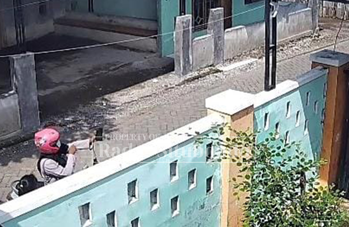 TEREKAM CCTV: Terduga pencuri kalung milik anak SD beraksi di gang belakang SDN 03 Desa Semiring, Kecamatan Mangaran, Senin lalu (2/2).