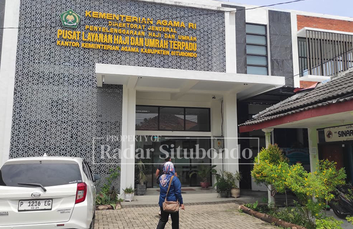DEPAN KANTOR: Seorang warga memasuki Kantor Kementerian Haji dan Umrah Situbondo, Jl. Pb. Sudirman, Karangasem, Patokan, Kec. Situbondo, Selasa (3/2).