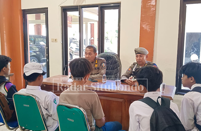 BOLOS SEKOLAH: Para pelajar diintrogasi anggota Satpol PP di salah satu ruangan Satpol PP Situbondo, Selasa (3/2).