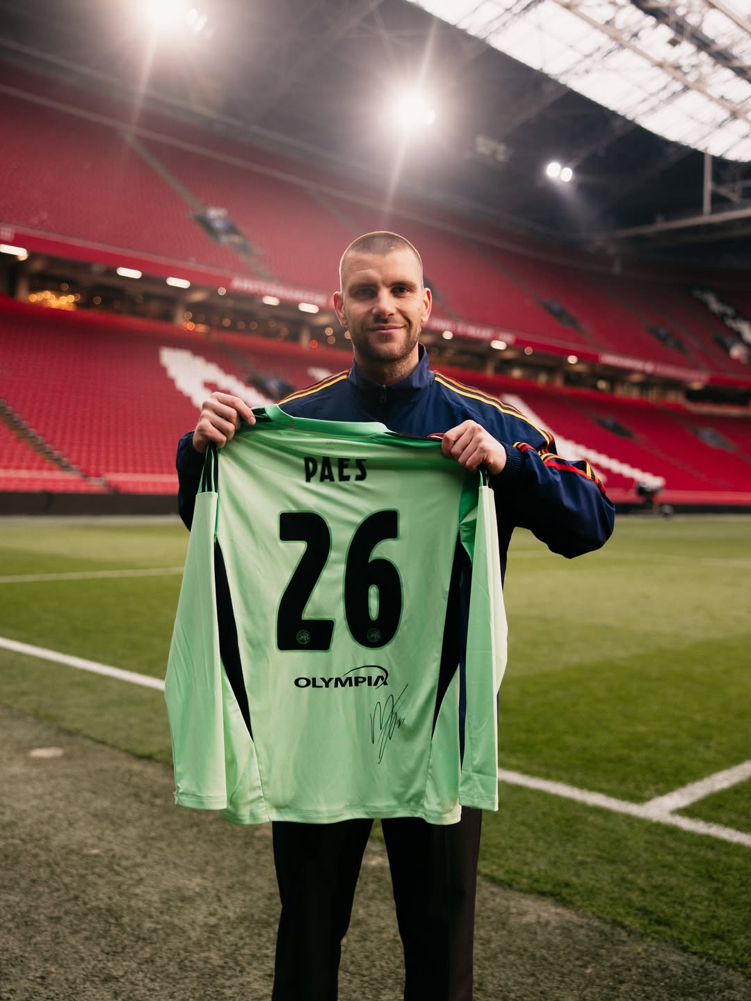 Maarten Paes resmi berseragam Ajax Amsterdam.