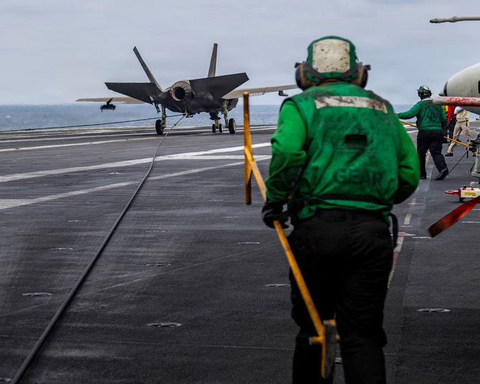 F-35C mendarat di dek USS Abraham Lincoln.