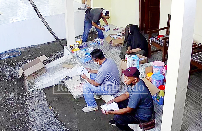 PENJUAL CAMILAN: Tiga laki-laki diduga penipu terekam CCTV di halaman rumah Rika, warga Desa Paowan, Kecamatan Panarukan, Senin lalu (2/2).