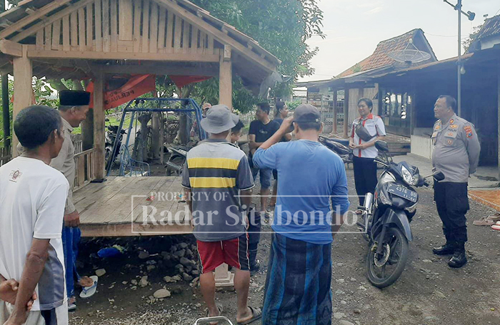 GERAK CEPAT: Anggota Polsek Mangaran mengunjungi rumah Keisha Adelia Zahra, 7, warga Desa Semiring, Kecamatan Mangaran, Senin lalu (2/2).