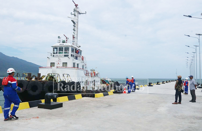 PERSIAPAN: Kapal pengangkut melakukan uji sandar sebagai tahapan akhir sebelum Pelabuhan Panarukan dioperasikan secara penuh, Kamis (29/1).