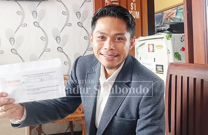 BEBERKAN SURAT:Yason Silvanus kuasa hukum Rebus Susanto menujukkan surat permohonan penyidik pengganti, ke Mapolres Situbondo, Rabu (4/2).