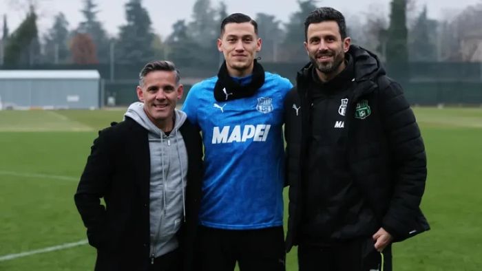 John Herdman memantau Jay Idzes di sesi latihan Sassuolo.