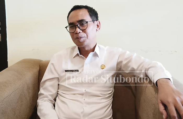 PAPARKAN PERBAIKAN: Rif&rsquo;an Junaidi, Kepala Kantor Haji dan Umrah Situbondo memaparkan prihal perbaikan data calon jamaah haji yang dikembalikan melalui Sistem Komputerisasi Haji Terpadu (Siskohat).
