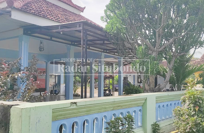 TAK ADA PAPAN NAMA: Seorang warga memarkir sepeda di Kantor Balai Desa Kandang, Kecamatan Kapongan, Situbondo, Jumat (6/2).